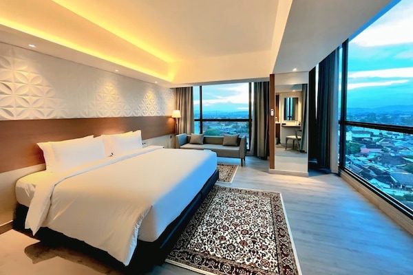 Grand-Zimmer (Corner Suite) | Zimmersafe, Schreibtisch, kostenloses WLAN, Bettwäsche