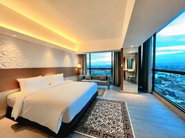 特级客房 (Corner Suite) | 客房内保险箱、办公桌、免费 WiFi、床单