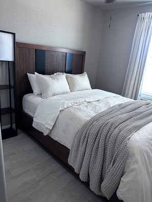 3 habitaciones, tabla de planchar con plancha, wifi y ropa de cama 