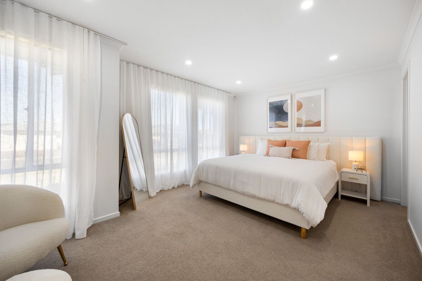 4 dormitorios, escritorio, tabla de planchar con plancha y ropa de cama