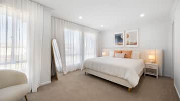 Escrivaninha, ferros/tábuas de passar roupa, roupa de cama