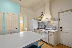 Kjøleskap, mikrobølgeovn, ovn og kokeplater