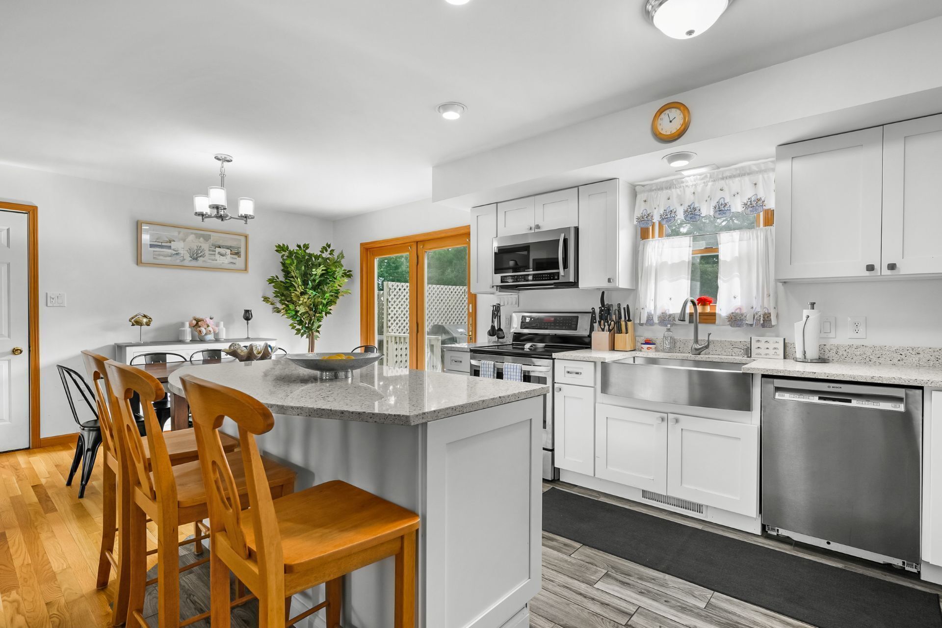 Geladeira, micro-ondas, cooktop, lava-louças