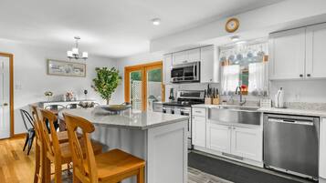 Geladeira, micro-ondas, cooktop, lava-louças