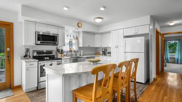 Réfrigérateur, micro-ondes, plaque de cuisson, lave-vaisselle