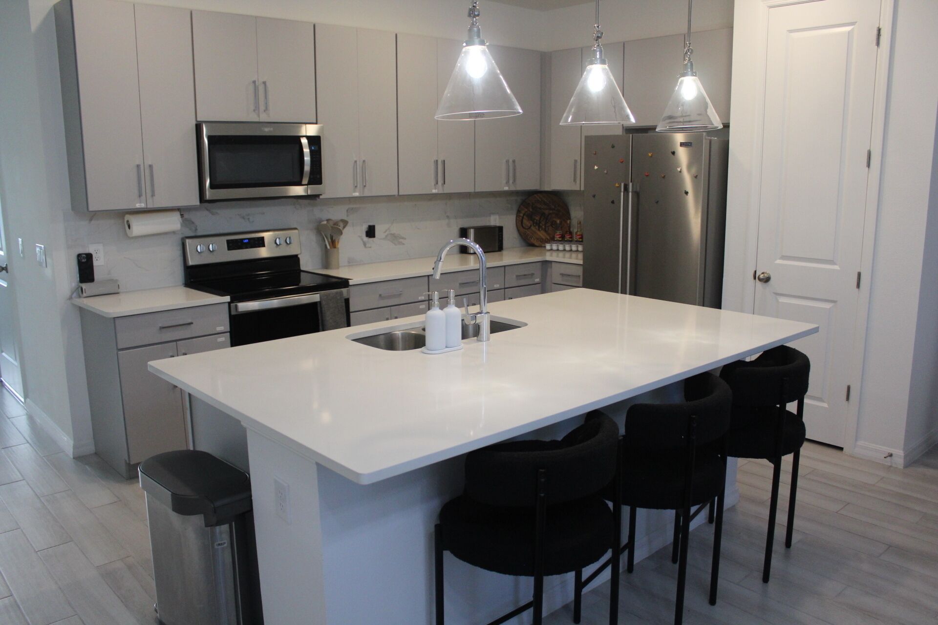 Jääkaappi, mikroaaltouuni, uuni, liesi