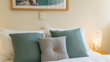 Tabla de planchar con plancha, wifi y ropa de cama