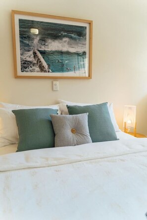 Iron/ironing board, WiFi, bed sheets