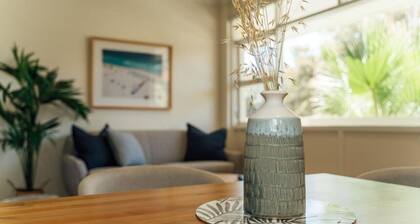 Beachy Keen on Moseley—Laid-Back Stay by the Jetty