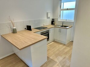 Frigorífico, microondas, horno y placa de cocina