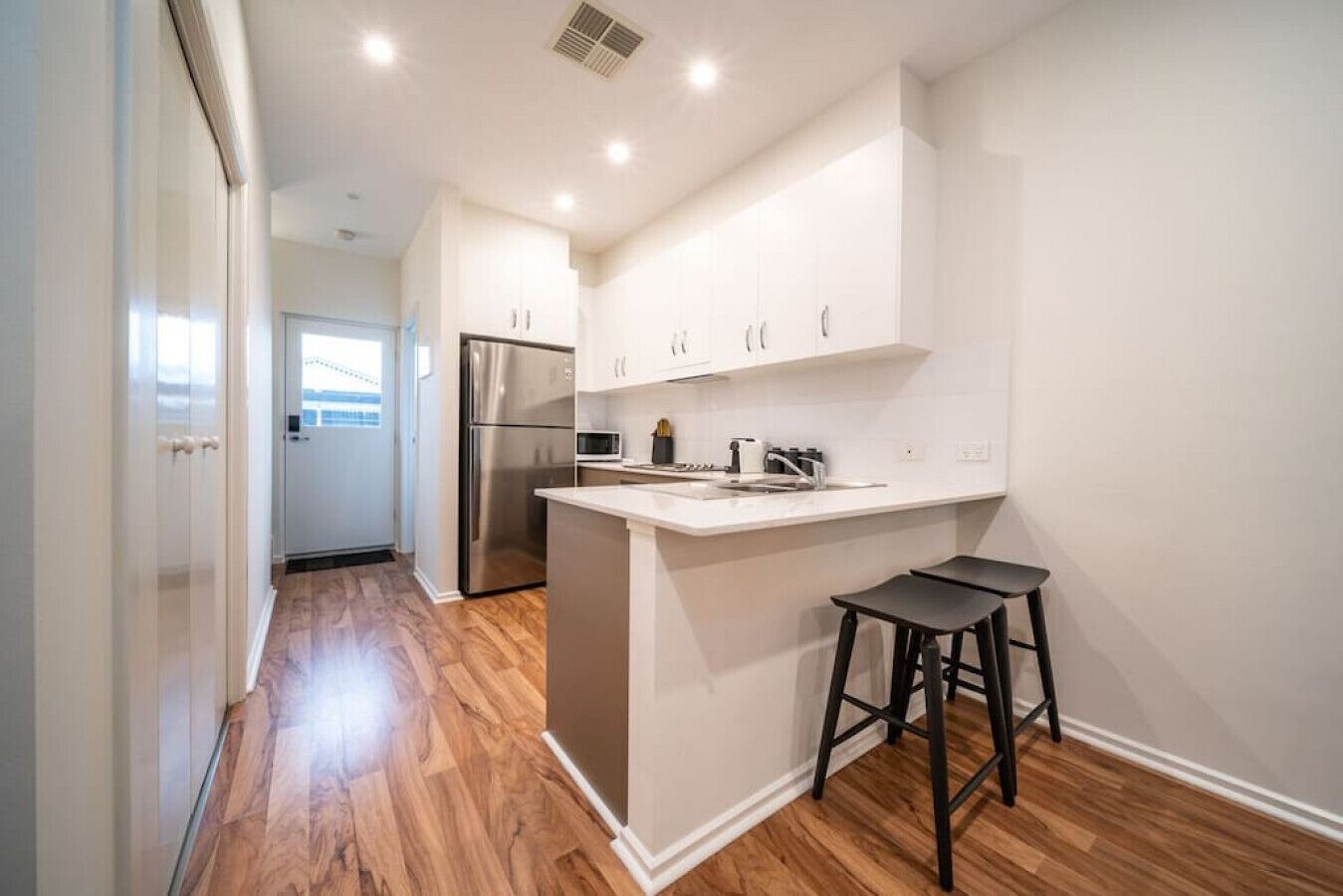 Refrigerador, microondas, horno y parrilla de estufa 