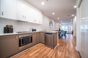 Réfrigérateur, four à micro-ondes, un four, surface de cuisson