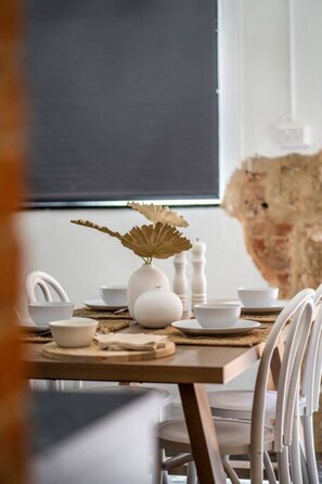 Dining - Blacksmith Cottage—Stay in Blacksmith`s Lively Hub (Aldinga)