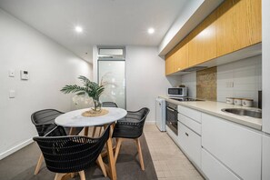 Fridge, microwave, oven, coffee/tea maker - Bliss at Balfours-He · ★Bliss at Balfours★1BR Staycation✔CBD✔Wifi✔Netflix (Adelaide)