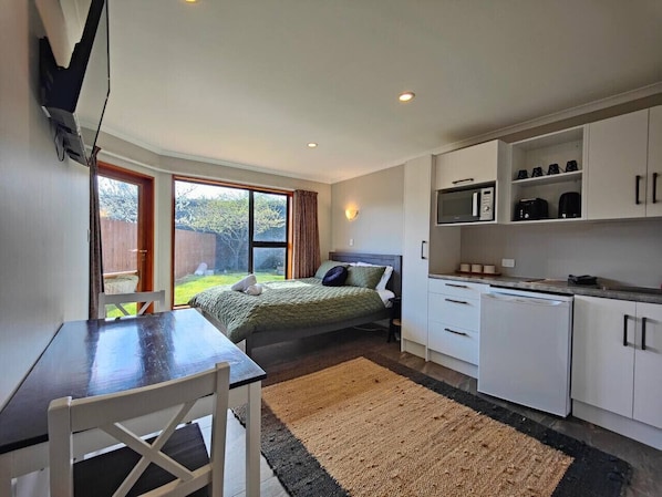 4 عدّة غرف نوم ومكواة/لوح كي وسرير سفر وواي فاي