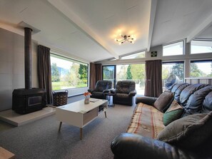 Una televisión, una chimenea