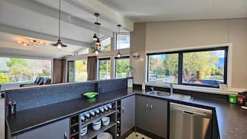 Frigorífic, microones, forn i placa de cuina