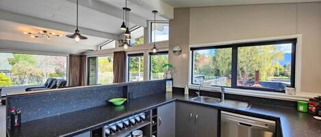 Réfrigérateur, four à micro-ondes, un four, surface de cuisson