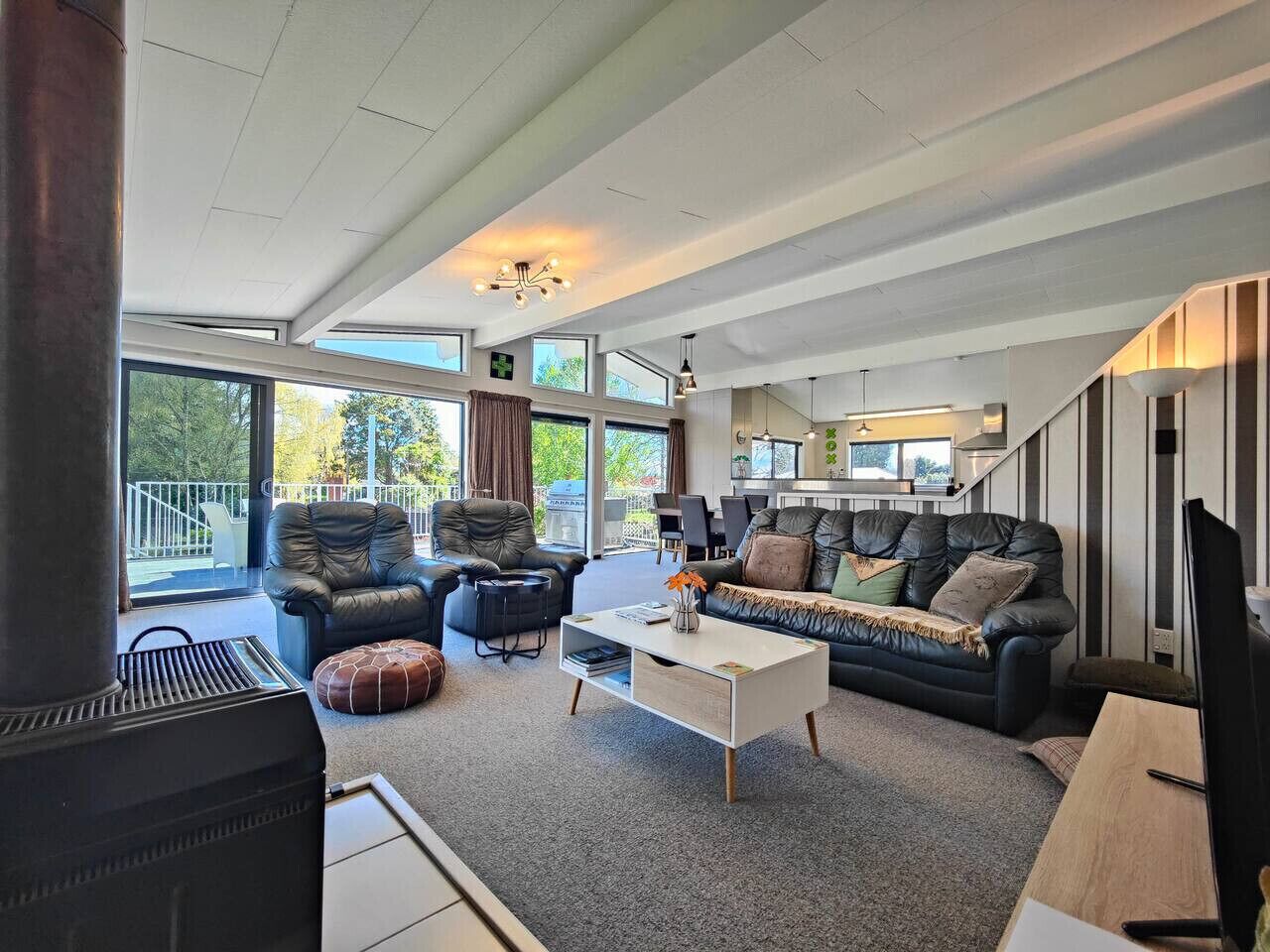 Una televisión, una chimenea