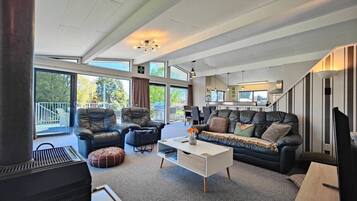 Een televisie en een open haard