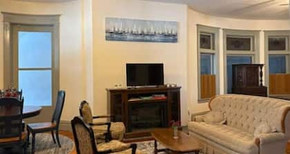 NH3 - Historic Charm - Cozy 3BR Apartment