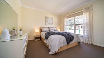 Escritorio, tabla de planchar con plancha, wifi