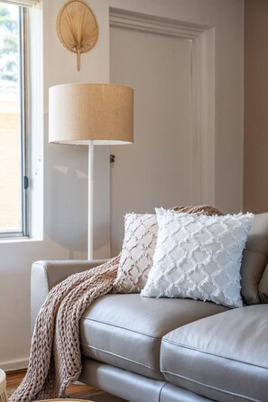 TV - Casa Boho - 2BR Central WiFi (Everard Park)