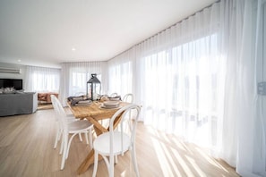 Dining - Casa Del Sol: Spacious Beach House with Backyard (Aldinga Beach)