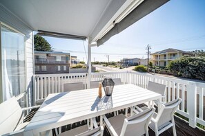 Outdoor dining - ★Casa Del Sol★ ✔Beachside✔Wifi✔Nespresso (Aldinga Beach)