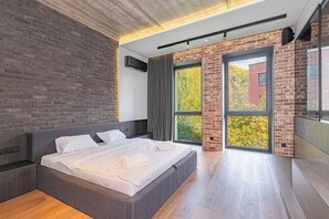 2 bedrooms, desk, iron/ironing board, WiFi