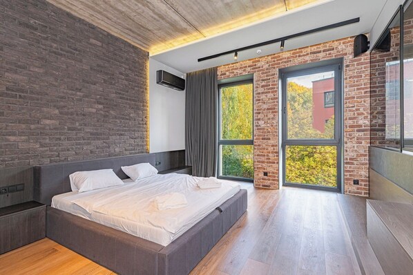 2 habitaciones, escritorio, tabla de planchar con plancha y wifi 