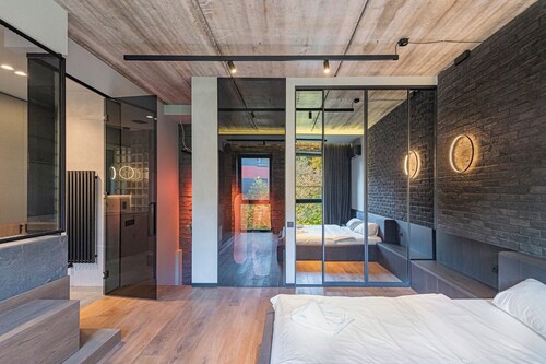 Design 2 BD Apartment with Hot Tube by Domvia