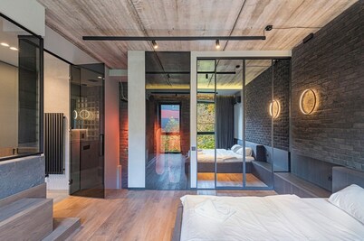 Design 2 BD Apartment with Hot Tube by Domvia