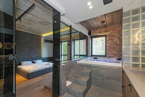 2 bedrooms, desk, iron/ironing board, WiFi
