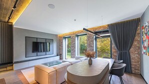 Una cocina moderna con una isla central, electrodomésticos integrados y un amplio ventanal con vistas al exterior.