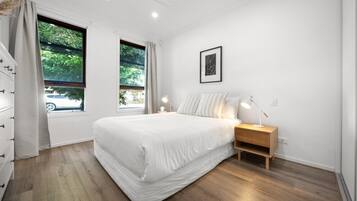 2 bedrooms, desk, iron/ironing board, WiFi