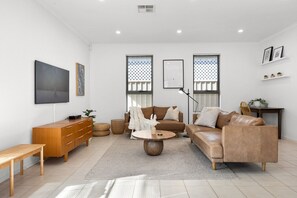 TV, video games - Chalfont Way @ Glengowrie - WiFi BBQ Family (Glengowrie)