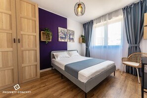Tabla de planchar con plancha, wifi y ropa de cama