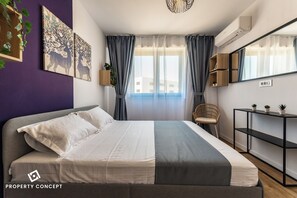 Tabla de planchar con plancha, wifi y ropa de cama