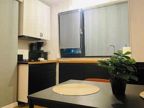 Microwave, stovetop, coffee/tea maker, toaster - Elegant Apartment in Ivory - AC and Smart TV (Voluntari)