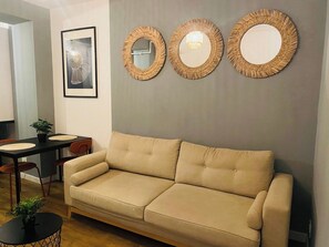 Smart TV, books - Elegant Apartment in Ivory - AC and Smart TV (Voluntari)