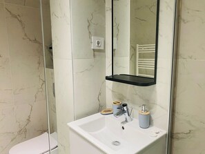 Hårføner og håndklær