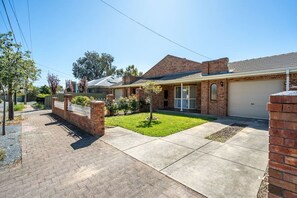 Exterior - Charisma in Clarence - Courtyard Stay near Glenelg (Clarence Park)