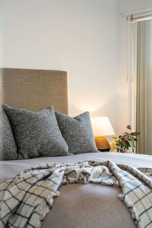 Escritorio, tabla de planchar con plancha, wifi y ropa de cama 
