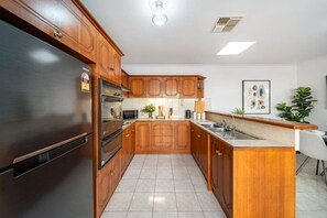 Frigorifero, microonde, forno, piano cottura