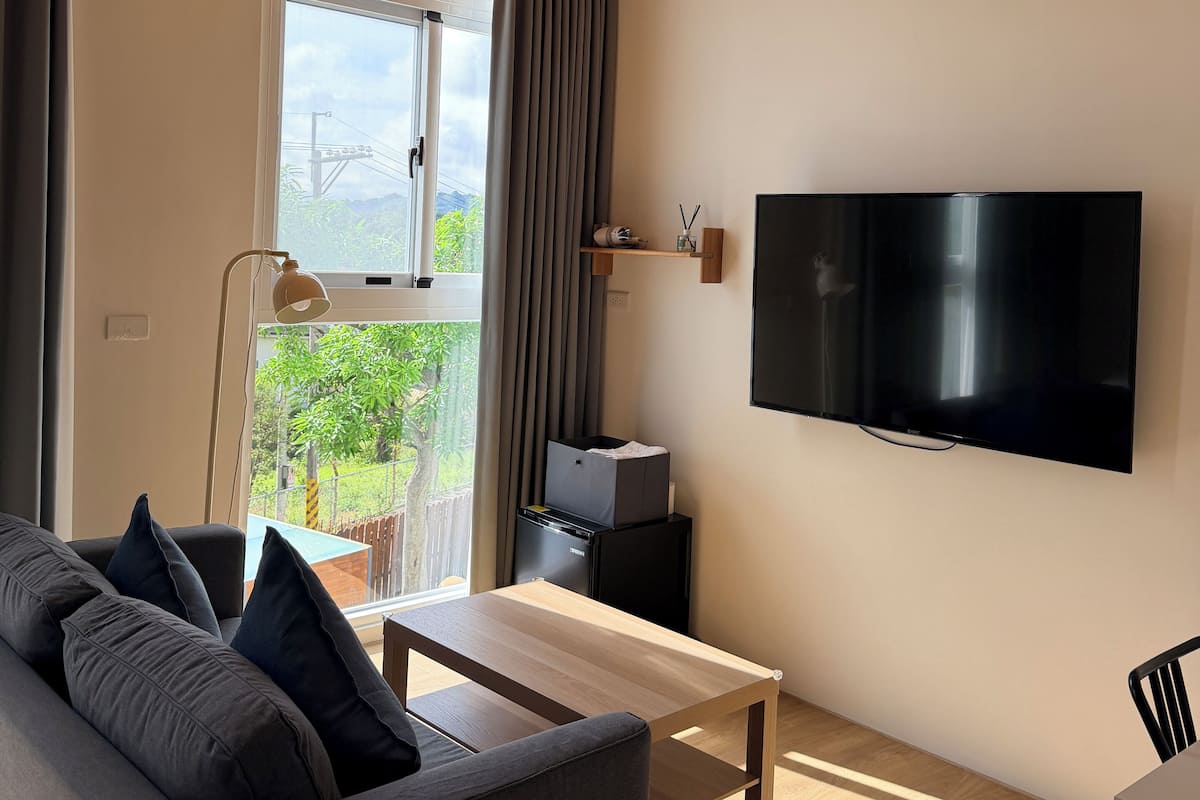 Deluxe Quadruple Room, Non Smoking | Meja, Wi-fi percuma