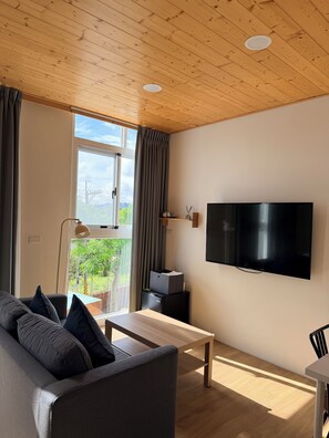 Desk, free WiFi - KUMOYOKU B&B (Taichung)