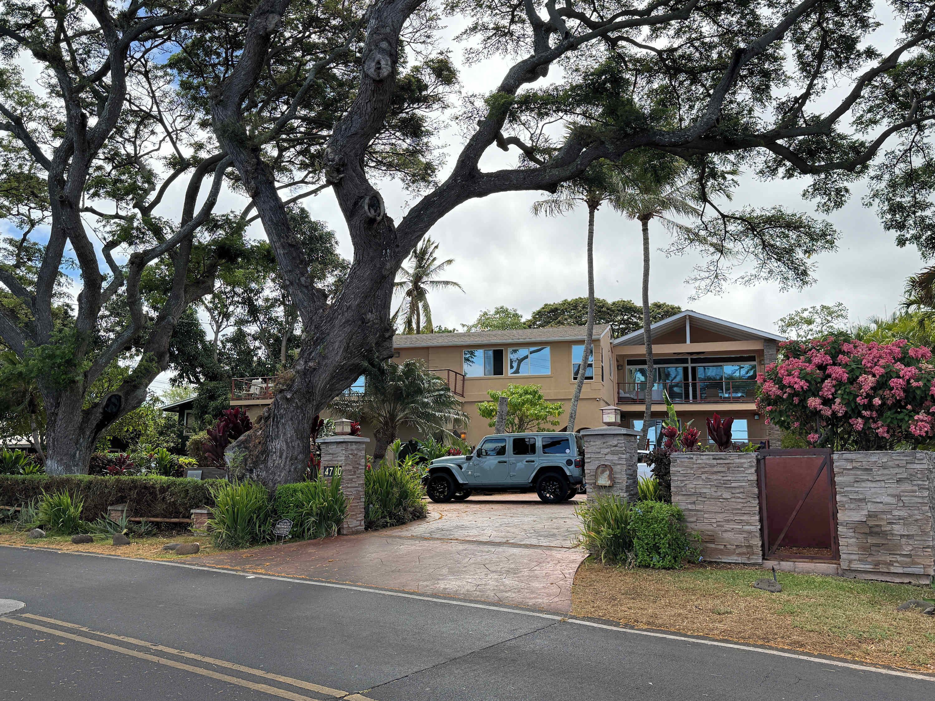 Vista frontal de la propiedad