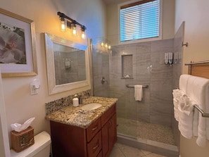 Articles de toilette gratuits, serviettes fournies, savon, shampoing