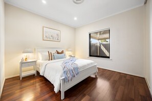 3 slaapkamers, een bureau, een strijkplank/strijkijzer, wifi